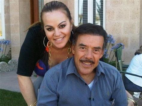 VIDEO: Jenni Riveras father sings a song to the late singer